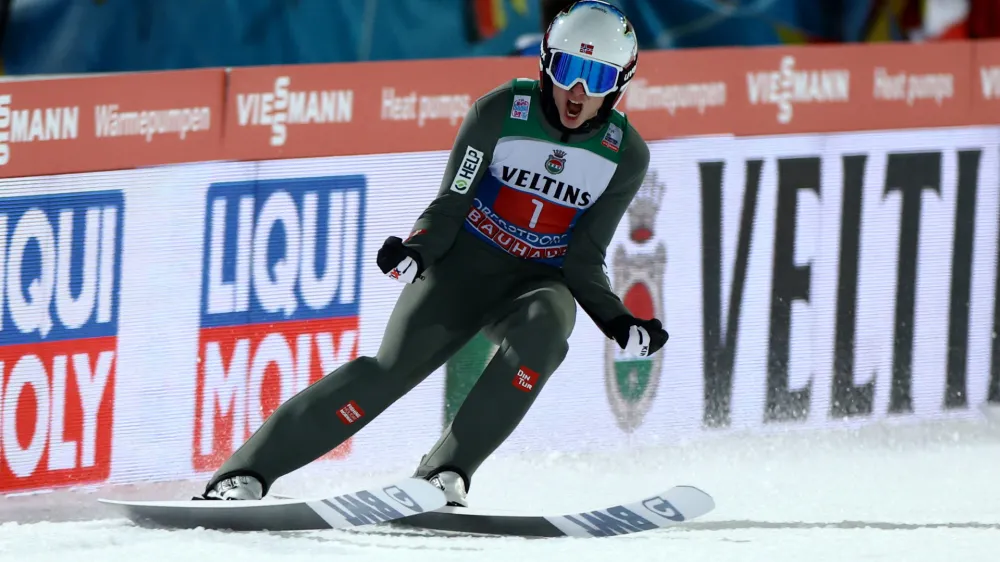 Halvor Egner Granerud je po desetih letih znova priskakal zmago Norve&scaron;ki na tekmah v Oberstdorfu. Foto: Reuters