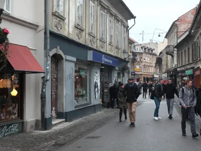 - 30.12.2015 - Trubarjeva ulica, knjigarna.   ///FOTO: Luka Cjuha.