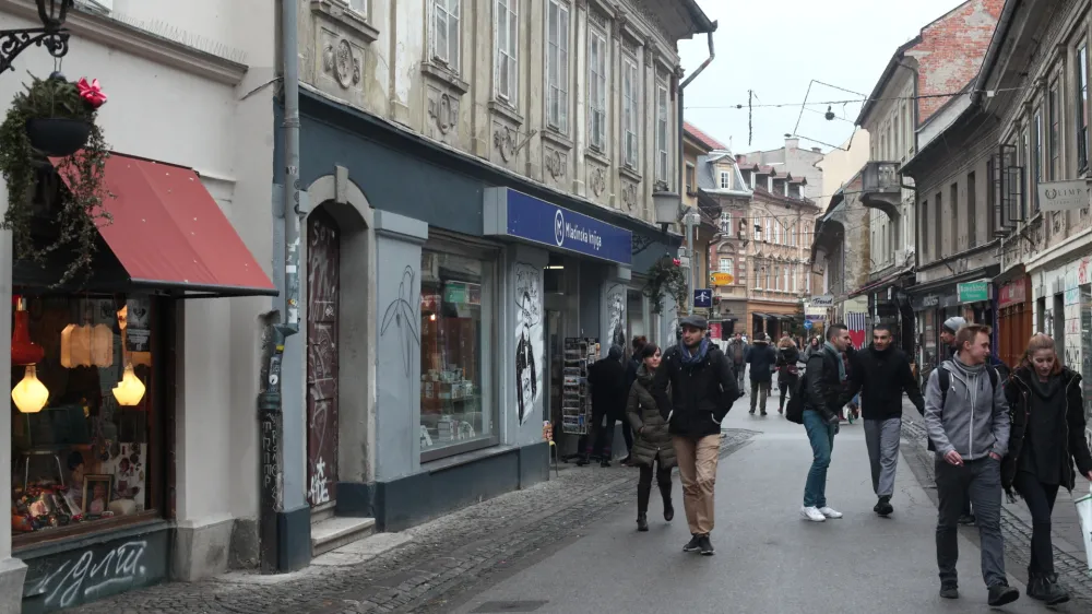 - 30.12.2015 - Trubarjeva ulica, knjigarna.   ///FOTO: Luka Cjuha.