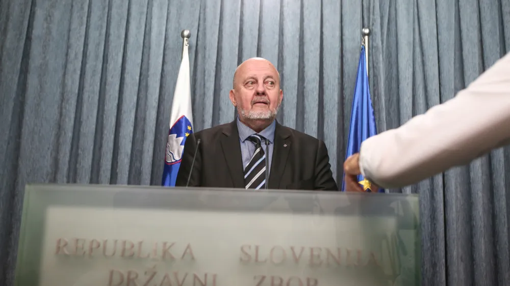 Zmago Jelinčič Plemeniti je Narodnemu muzeju Slovenije prodal več kot 8000 različnih predmetov.&nbsp;