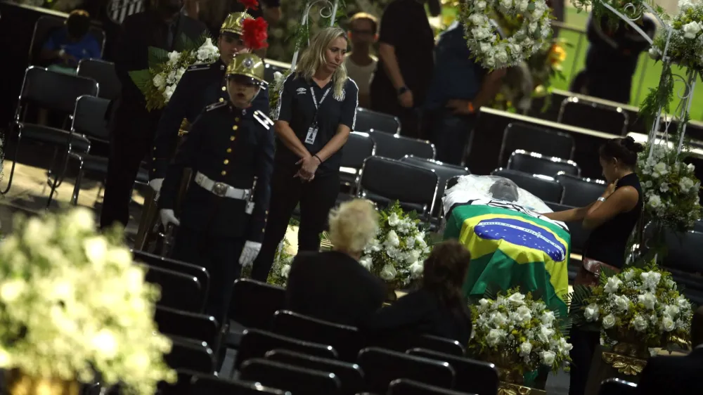 Soccer Football - Death of Brazilian soccer legend Pele - Vila Belmiro Stadium, Santos, Brazil - January 2, 2023 SENSITIVE MATERIAL. THIS IMAGE MAY OFFEND OR DISTURB Brazilian soccer legend Pele is seen in his casket, on the pitch of his former club Santos' Vila Belmiro stadium REUTERS/Carla Carniel