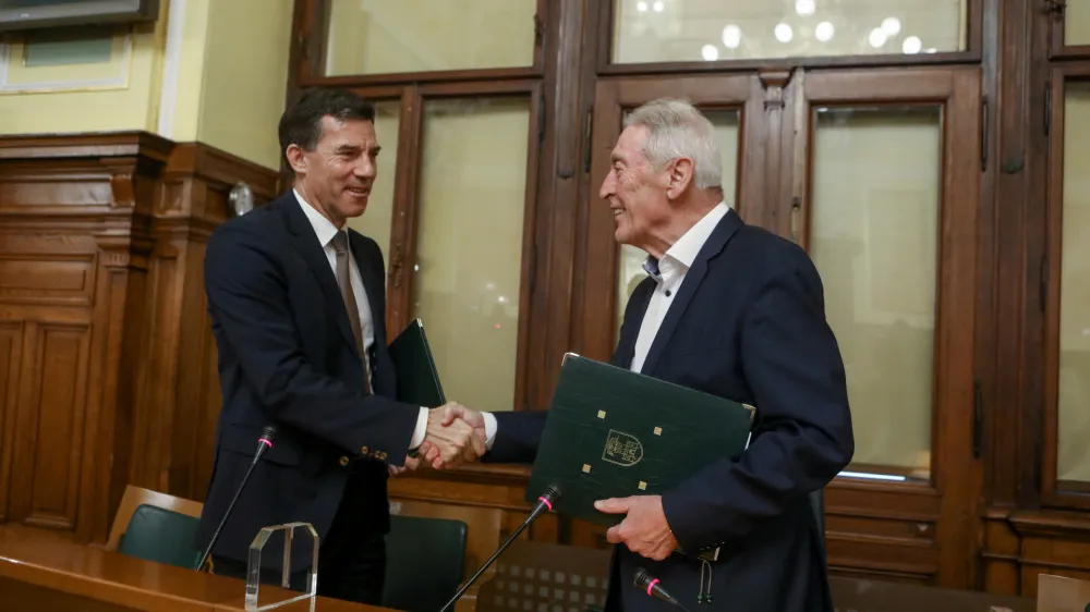 Vodja svetni&scaron;ke skupine Gibanje Svoboda Samo Logar in vodja svetni&scaron;ke skupine Liste Zorana Jankovića Ale&scaron; Čerin sta včeraj podpisala koalicijski sporazum.