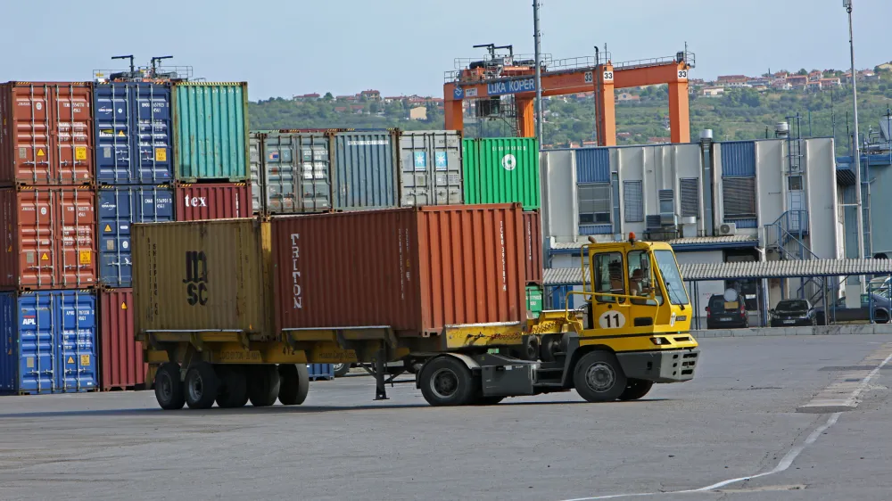 - logistika - - 11.04.2017 - Luka Koper, pristani&scaron;ki in logistični sistem, d.d., mednarodno tovorno koprsko pristani&scaron;če, - pretovarjanje, skladi&scaron;čenje in transport - //FOTO: Tomaž Skale