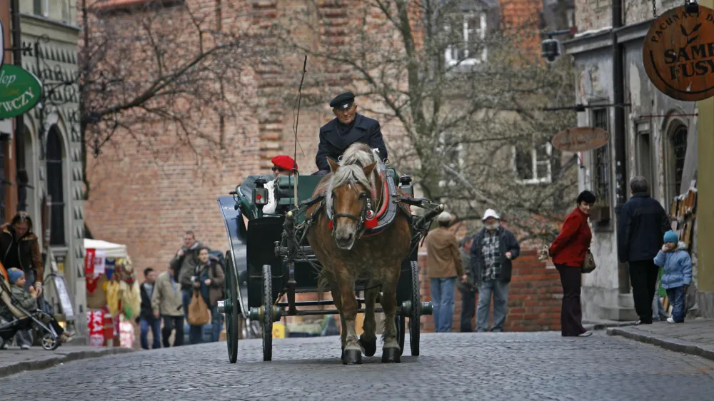 staro mesto - kočija- POLJSKA 2010 - Var&scaron;ava//FOTO: Matej Pov&scaron;e