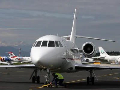 Slovensko protokolarno letalo falcon 2000EX po več kot pol leta, odkar je prenehala najemna pogodba v ZDA, pristalo na letali&scaron;ču Brnik.- Letalo je priletelo iz &scaron;vicarskega Basla, kjer je bilo na temeljitem remontu po &scaron;tirih letih najema, cena remonta pa naj bi bila nekaj 100.000 evrov///FOTO: Luka CjuhaOPOMBA: ZA OBJAVO V ČASOPISU DNEVNIK