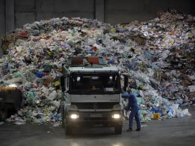 Po ocenah Zbornice komunalnega gospodarstva je bilo lani nepobrane odpadne embalaže okoli 8500 ton. Fotografija je simbolična.

&nbsp;