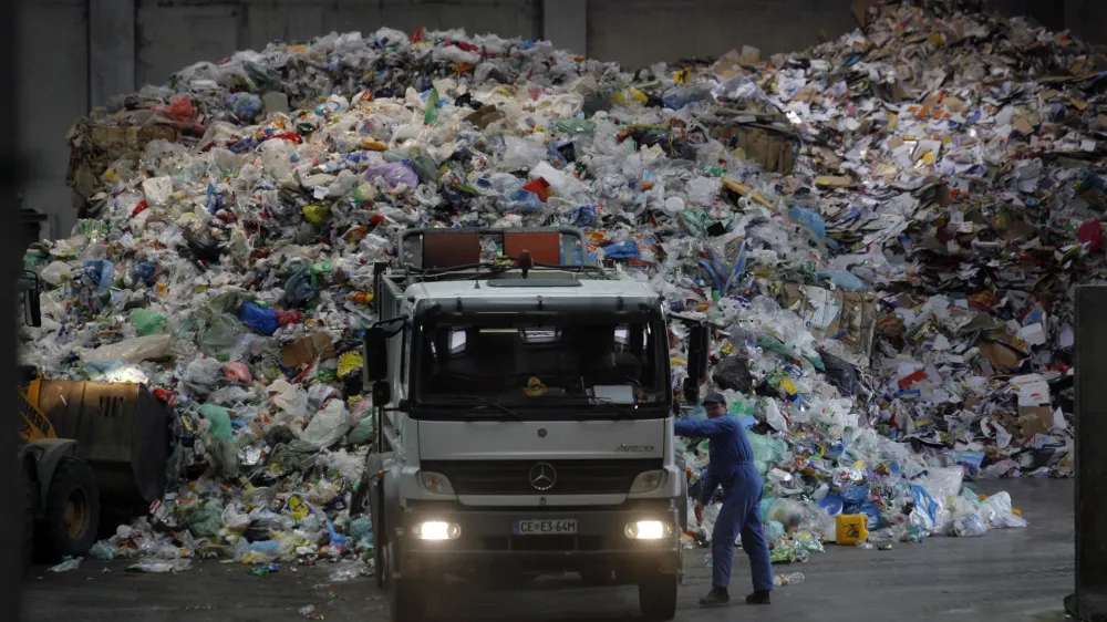 Po ocenah Zbornice komunalnega gospodarstva je bilo lani nepobrane odpadne embalaže okoli 8500 ton. Fotografija je simbolična.

&nbsp;