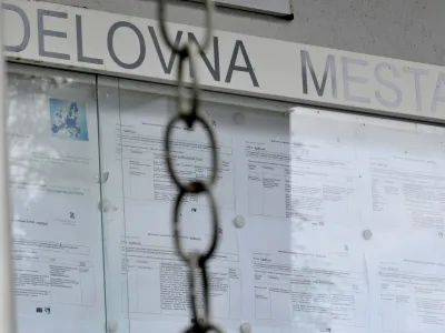 - ilustrativna fotografijabrezposelnost,kriza, pomanjkanje delovnih mest, evropska unija, EU, Evropa- Zavod RS za zaposlovanje, oglasna tabla - prosta delovna mesta, Parmova ulica 32 //FOTO: Tomaž Zajel&scaron;nik