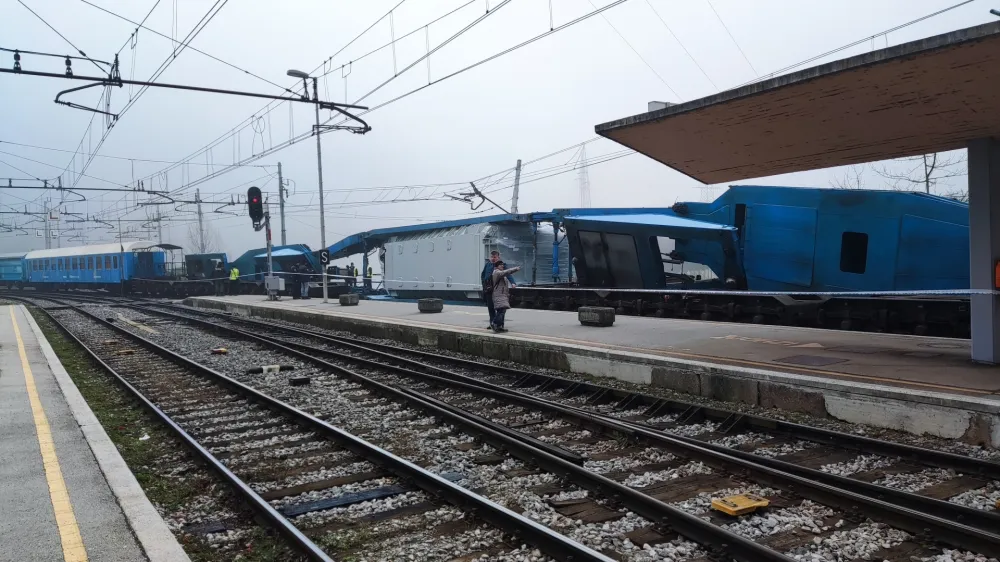 Nesreča na železni&scaron;ki postaji v Zidanem Mostu se je zgodila v soboto okoli pol druge ure zjutraj.