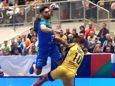 Blaž Janc (z žogo) je zaigral po po&scaron;kodbi kolena in proti Madžarom dosegel gol.