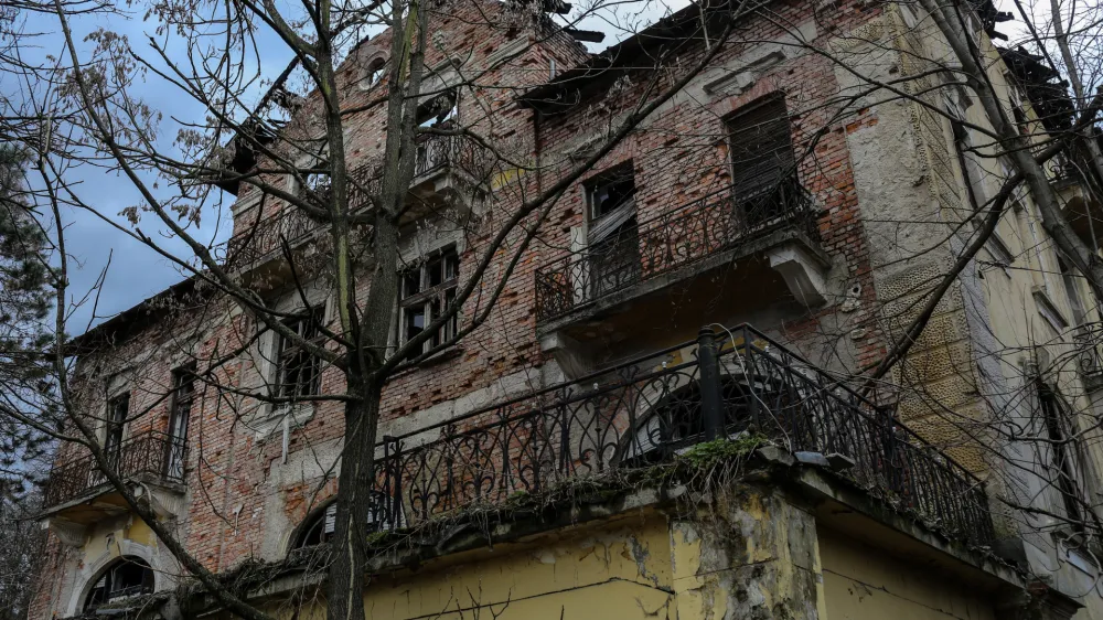 Če bo mestni svet potrdil predlog lokacijske preveritve, bodo ostanke starega Bellevueja lahko podrli. Toda glavno hotelsko stavbo bo družba investitorica morala zgraditi v gabaritih in podobi prvotne stavbe, ki je pod spomeni&scaron;ko za&scaron;čito.
Foto: Jaka Gasar&nbsp;