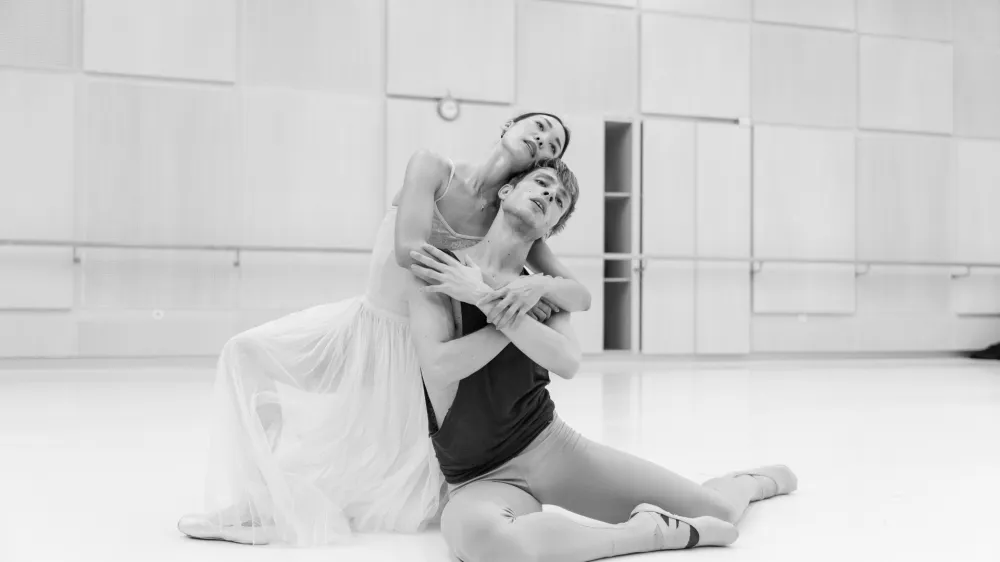 Balerina Marin Ino in plesalec Filippo Jorio med vajo v ljubljanski operno-baletni hi&scaron;i.