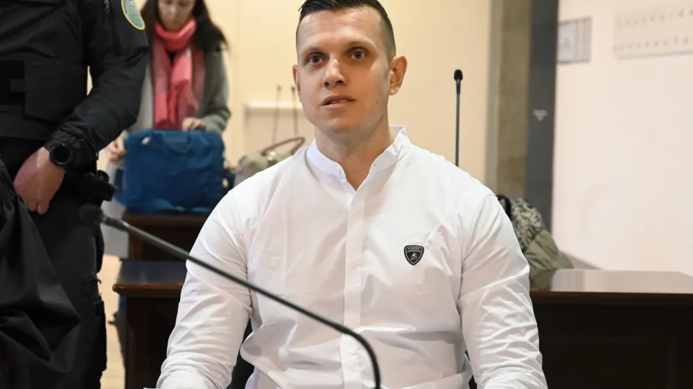 prvoobtoženi Klemen Kadivec<br><br> <br><br>- 10.01.2023 &ndash; sojenje primer Kava&scaron;ki klan - nadaljevanje predobravnavnih narokov domnevnim članom slovenskega dela Kava&scaron;kega klana, ta izvira iz Črne gore &ndash; tožilstvo očita, da naj bi vsaj od decembra 2018 do maja 2021 na območju več držav v okviru hierarhično organizirane kriminalne združbe na veliko trgovali z drogo.<br><br> <br><br>//FOTO: Nik Erik Neubauer