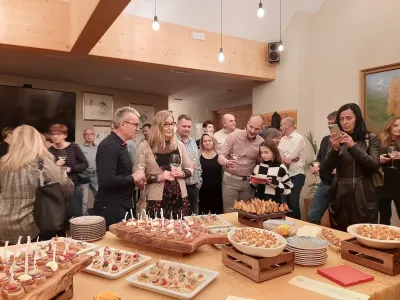 Vzdu&scaron;je z otvoritvene večerje kulinaričnega festivala, na katerem so se predstavili ponudniki in organizatorji.