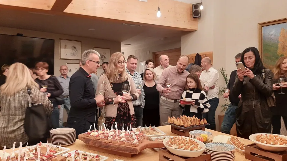 Vzdu&scaron;je z otvoritvene večerje kulinaričnega festivala, na katerem so se predstavili ponudniki in organizatorji.
