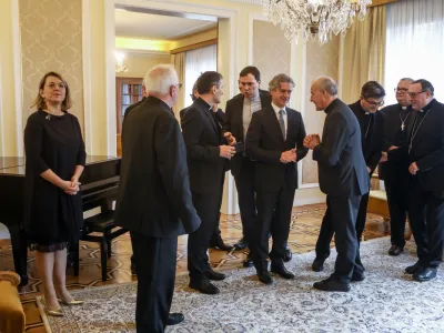predsednik vlade Robert Golob, ljubljanski pomožni &scaron;kof msgr. dr. Anton Jamnik <br><br>- 11.01.2023 - Slovenska &scaron;kofovska konferenca - obisk predsednika vlade s člani S&Scaron;K<br><br>&nbsp;<br><br>//FOTO: Luka Cjuha