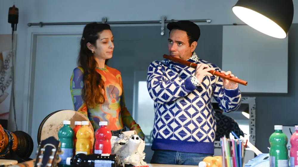 Kim Germ in Guillermo Escalante na svojih delavnicah za otroke in odrasle, ki jih spremlja glasba v živo, spodbujata k razvoju ustvarjalnosti kot vsakdanje prakse.&nbsp;