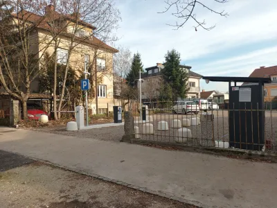 Makadamsko parkiri&scaron;če ob Njego&scaron;evi cesti