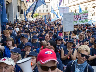 - 20.06.2017 - protestni shod pred Vlado RS - najslab&scaron;e plačani javni uslužbenci zahtevali zvi&scaron;anje plač - protest delavk in delavcev iz plačne skupine J ter pomočnic in pomočnikov vzgojiteljic in vzgojiteljev/FOTO: Matjaž Ru&scaron;t