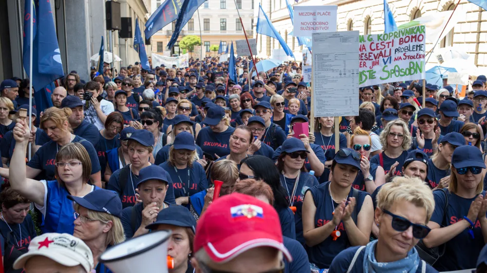- 20.06.2017 - protestni shod pred Vlado RS - najslab&scaron;e plačani javni uslužbenci zahtevali zvi&scaron;anje plač - protest delavk in delavcev iz plačne skupine J ter pomočnic in pomočnikov vzgojiteljic in vzgojiteljev/FOTO: Matjaž Ru&scaron;t