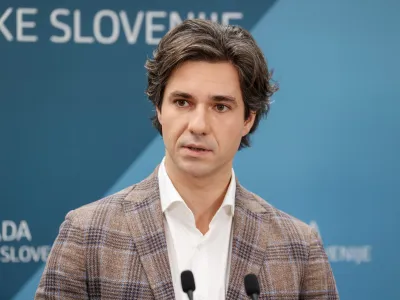 Ljubljana, vlada.<br>Novinarska konferenca po seji vlade.<br>Minister za delo, druzino, socialne zadeve in enake moznosti Luka Mesec.
