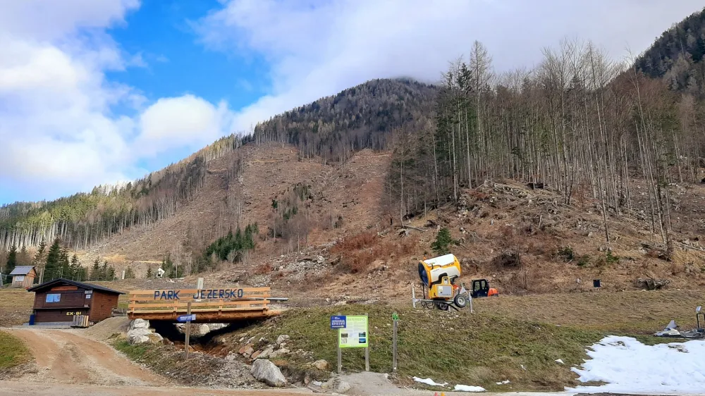 Po lanski darežljivi zimi v tem času na Jezerskem ne morejo ponuditi niti ene snežne aktivnosti.&nbsp;