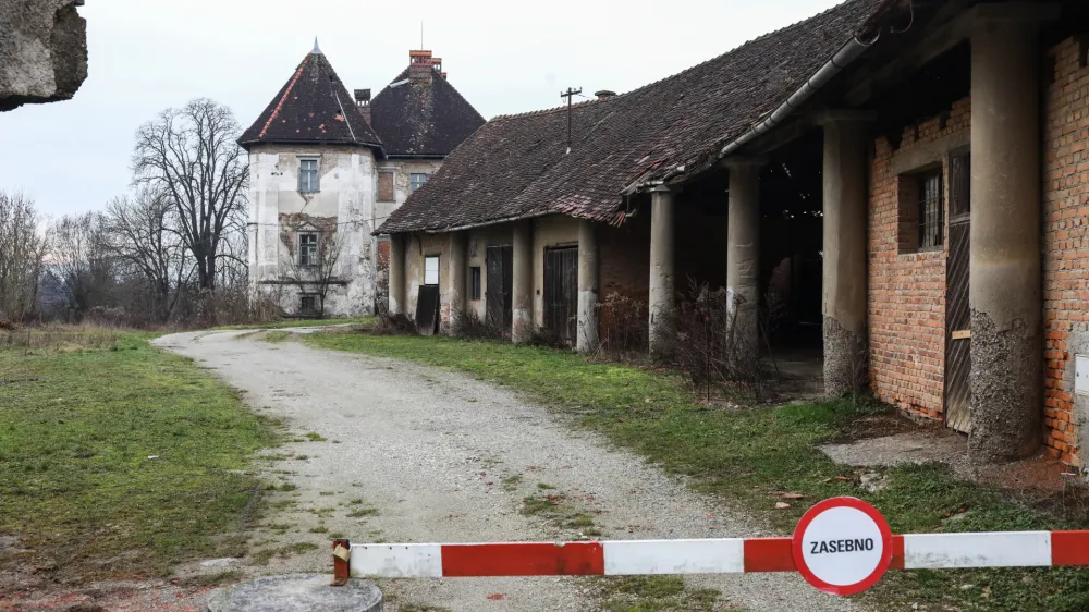 - 13.01.2023 - Grad Bokalce - vzpetina ob ljubljanski zahodni obvoznici na naslovu Pot na Bokalce 32 v Ljubljani<br> <br>//FOTO: Bojan Velikonja