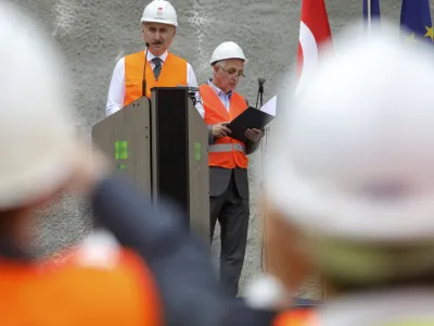 - 13.06.2022 - slavnostni dogodek preboja prvega predora Mlinarji ob gradnji drugega tira železni&scaron;ke proge Divača-Koper, govorniki bodo predsednik uprave 2TDK Pavle Hevka, minister za infrastrukturo Bojan Kumer, tur&scaron;ki minister za promet in infrastrukturo Adil Karaismailoglu, direktor družbe Kolektor CPG Kristjan Mugerli ter predsednik upravnega odbora Yapi Merkezi Basar Arioglu; pred predorom Mlinarji, ČRNI KAL //FOTO: Jaka Gasar