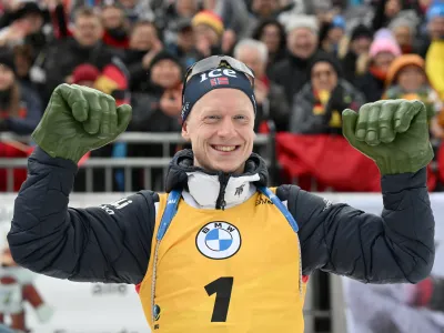 15 January 2023, Bavaria, Ruhpolding: Norway's Johannes Thingnes Boe celebrates with Hulk hands after winning the men's mass start 15 kilometres competition at the IBU&nbsp;Biathlon World Cup in Ruhpolding. Photo: Sven Hoppe/dpa
