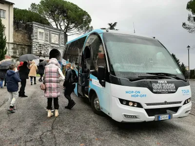 Pot minibusa vodi po naslednjih turističnih in kulturnih znamenitostih: Trg Evrope, Park Coronini, Travnik, občinska palača, Gori&scaron;ki grad, prehod Rožna Dolina, pa mimo poslopja, v katerem je razstava Na &scaron;verc! Tihotapstvo na Gori&scaron;kem po drugi svetovni vojni, pa naprej Solkanski most, spomenik Edvardu Rusjanu, Bevkov trg, franči&scaron;kanski samostan Kostanjevica.