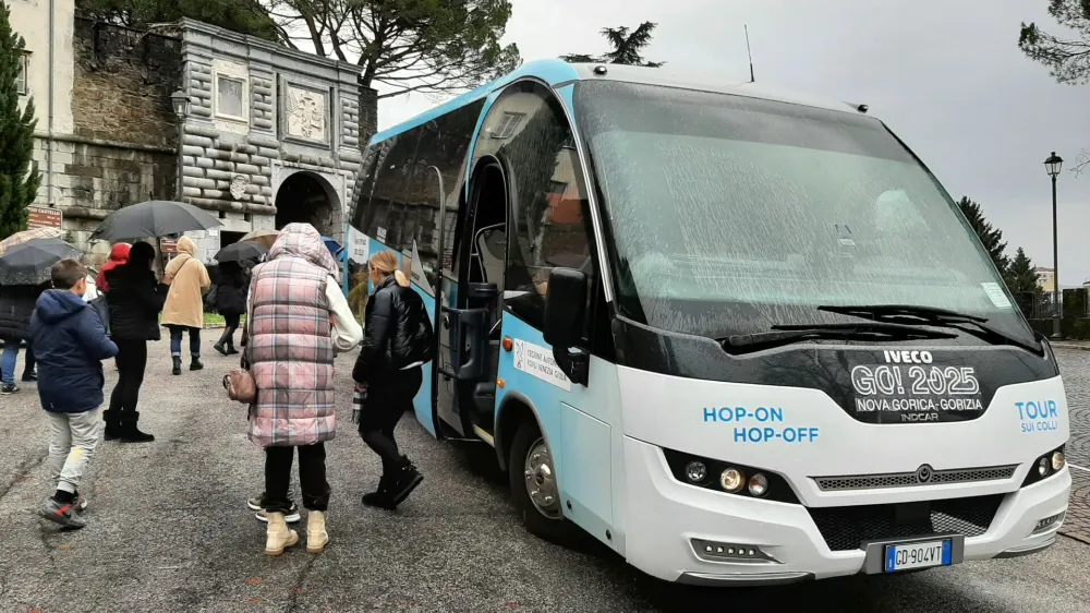 Pot minibusa vodi po naslednjih turističnih in kulturnih znamenitostih: Trg Evrope, Park Coronini, Travnik, občinska palača, Gori&scaron;ki grad, prehod Rožna Dolina, pa mimo poslopja, v katerem je razstava Na &scaron;verc! Tihotapstvo na Gori&scaron;kem po drugi svetovni vojni, pa naprej Solkanski most, spomenik Edvardu Rusjanu, Bevkov trg, franči&scaron;kanski samostan Kostanjevica.