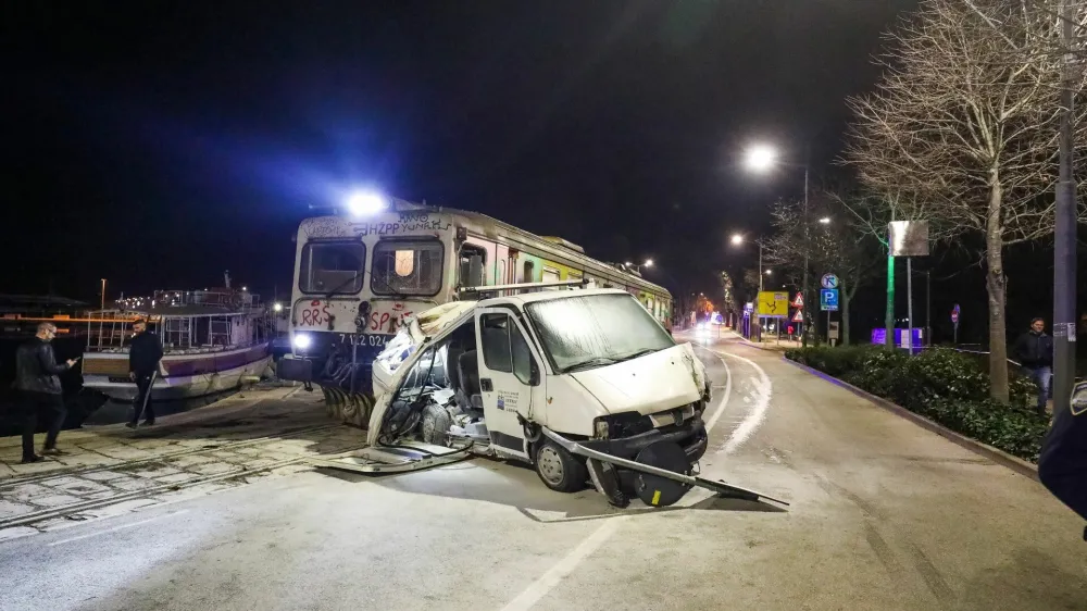 Neobičajen prizor je v soboto zvečer na puljsko rivo privabil mnogo radovednežev.&nbsp;