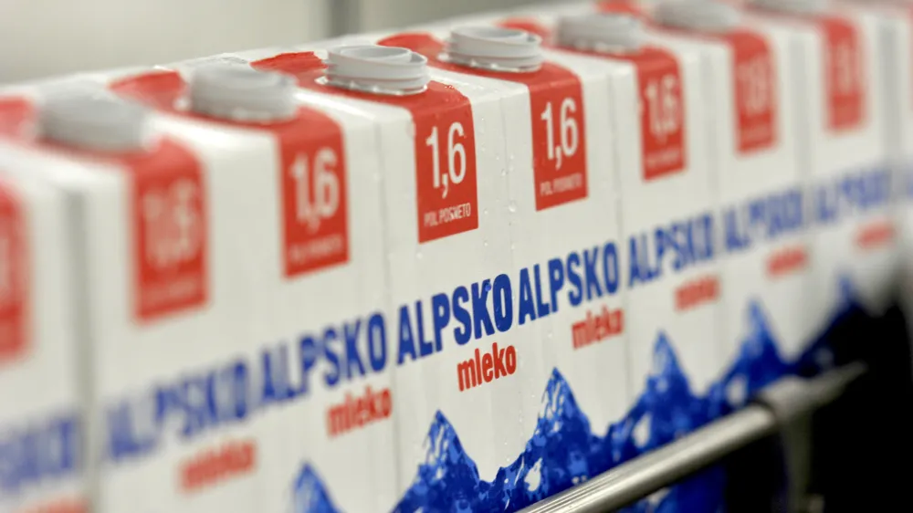 - ilustrativna fotografija mleko, alpsko mleko, embalaža, tetrapak, proizvodnja, tekoči trak - Ljubljanske mlekarne, mlekarska industrija, d.d. Tolstojeva 63, proizvodnja - ogled prenovljenega obrata   //FOTO: Tomaž Zajel&scaron;nik
