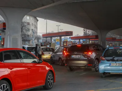 Bencinski servis Petrol - &Scaron;martinska cesta v Ljubljani.- 07.03.2022 - podražitev pogonskih goriv v Sloveniji - gneča na bencinskih črpalkah - liter bencina dražji za deset centov, liter dizla dražji za dvajset centov - kolona vozil. //FOTO: Luka Cjuha