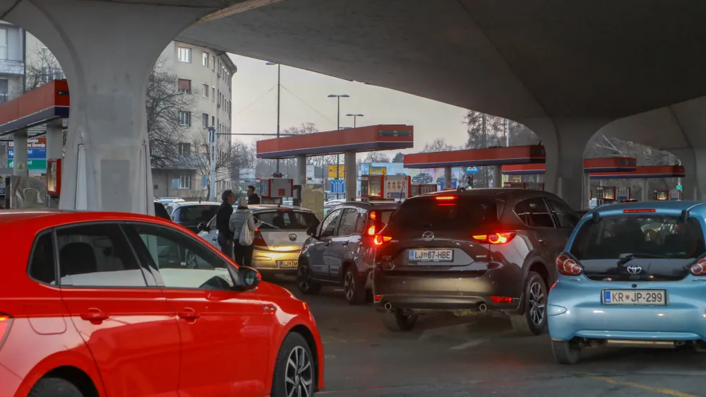 Bencinski servis Petrol - &Scaron;martinska cesta v Ljubljani.- 07.03.2022 - podražitev pogonskih goriv v Sloveniji - gneča na bencinskih črpalkah - liter bencina dražji za deset centov, liter dizla dražji za dvajset centov - kolona vozil. //FOTO: Luka Cjuha