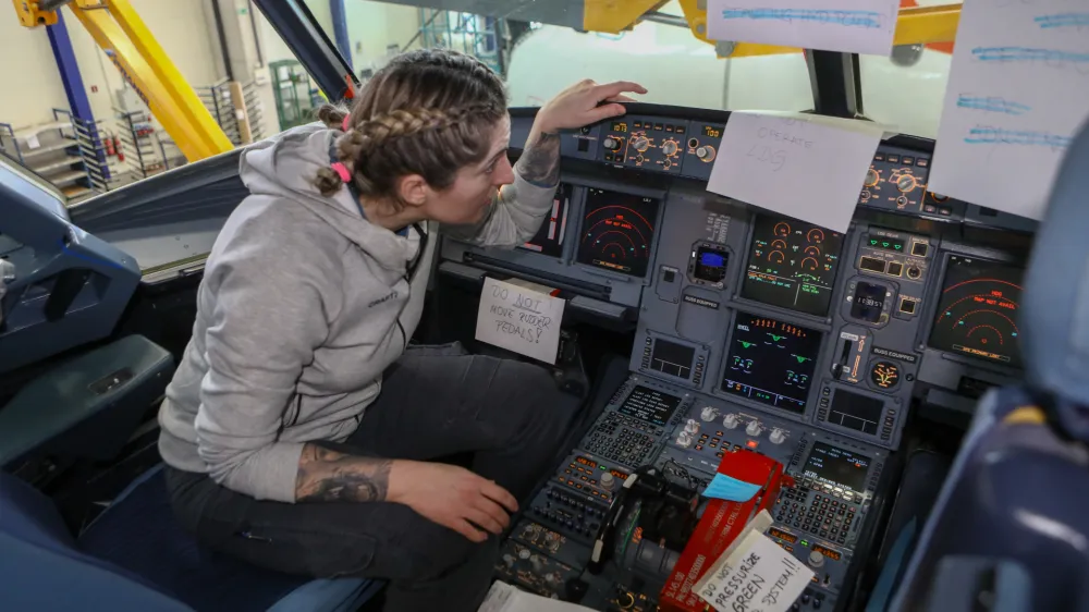 Rosana med natančnim pregledom pilotske kabine potni&scaron;kega letala