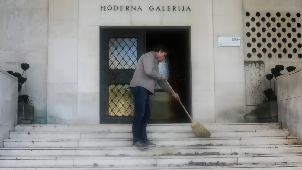 - 07.10.2022 - Či&scaron;čenje vhoda pred Moderno galerijo. Moderna galerija. //FOTO: Bojan Velikonja