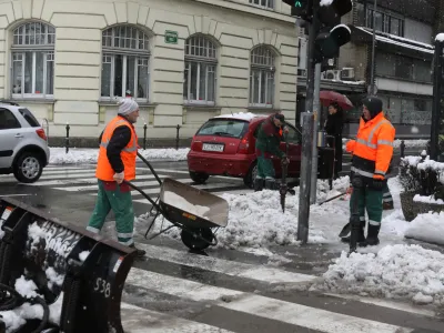 - Kopitarjeva ulica - či&scaron;čenje pločnika - kidanje<br><br>- 16.01.2023 &ndash; Obilno sneženje v Ljubljani &ndash; sneg povzročil težave v prometu -<br><br>&nbsp;<br><br>//FOTO:<br><br>Bojan Velikonja