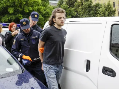 Peter Gaspeti, osumljeni trojnega umora pripeljali pred preiskovalnega sodnika - 15.6.2020 - Trojni umor v vasi &Scaron;kocjan pri Domžalah - 24-letnik je z nožem zabodel babico, dedka in strica nakar se je na kraju tudi predal policistom - družinska tragedija //FOTO: Matjaž Ru&scaron;t