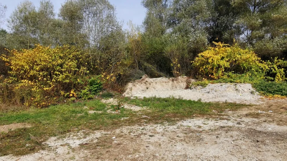 Manj&scaron;i del odloženih odpadkov na Ljubljanskem barju je Dars že odstranil z lastnimi službami, preostanek dela pa bo opravil na javnem naročilu izbrani izvajalec sanacije.&nbsp;