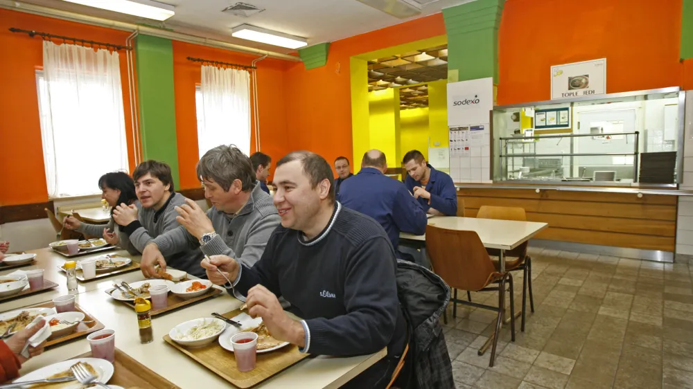 - jedilnica - delavska menza - - 07.01.2015 - Podjetje LIVARNA TITAN, livarna z obdelavo, d.o.o., Kovinarska cesta 28, Kamnik - proizvodnja visokokakovostne bele temprane litine po najnovej&scaron;em tehnolo&scaron;kem postopku v delno avtomatizirani livarni.//FOTO: Tomaž Skale