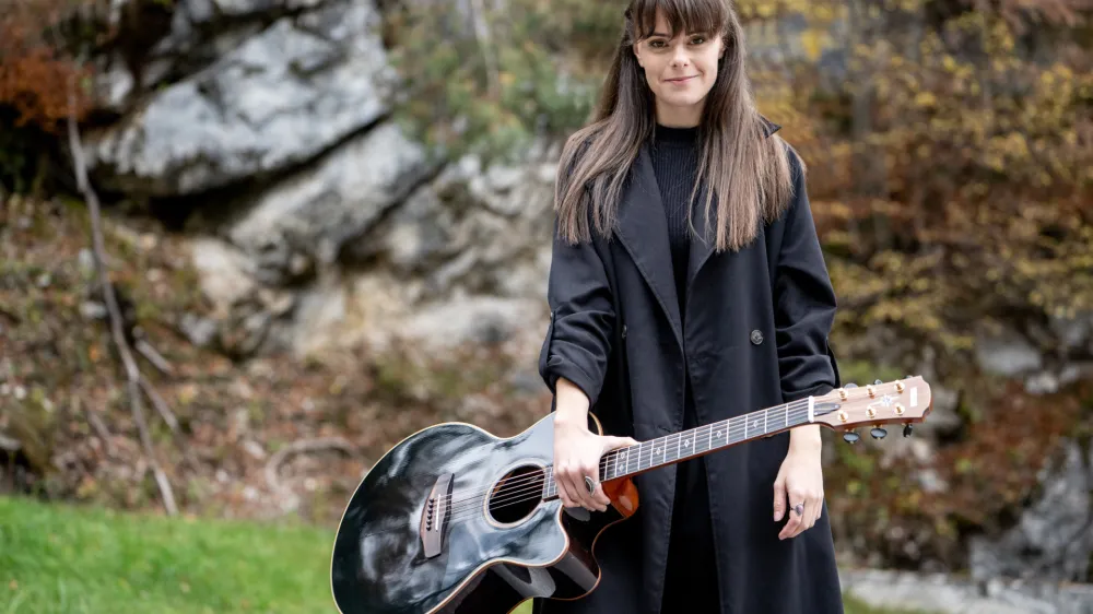 Kantavtorica Ditka med snemanjem videospota Na&scaron;a pesem, ki bo premiero doživel jutri v CUK Kino &Scaron;i&scaron;ka.&nbsp;