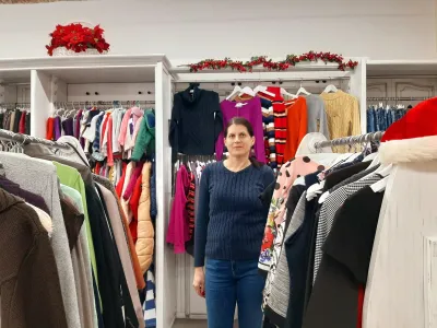 V teh mrzlih zimskih dneh so najbolj zaželeni topli volneni puloverji, dobro gredo v promet tudi kape, &scaron;ali in rokavice, ugotavlja Anka Kalan.