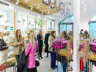 Predstavitev nove parfumerije v sredi&scaron;ču mesta je pritegnila pozornost radovednih kupcev. F Douglas