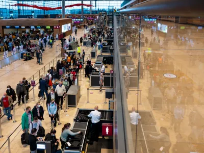 15 October 2021, Brandenburg, Sch&ouml;nefeld: Passengers wait in line in front of the check-in counters in Terminal 1 of Berlin Brandenburg Airport. At the weekend, the capital's airport is expected to see increased passenger traffic due to the autumn holidays. Photo: Monika Skolimowska/dpa-Zentralbild/dpa