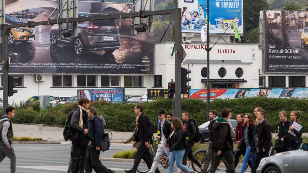 - 03.10.2017 - Kopali&scaron;če ILIRIJA v Ljubljani &ndash; reklamni panoji na pročelju spomeni&scaron;ko za&scaron;čitene stavbe - ogla&scaron;evanje - <br><br><br>/FOTO: Matjaž Ru&scaron;t