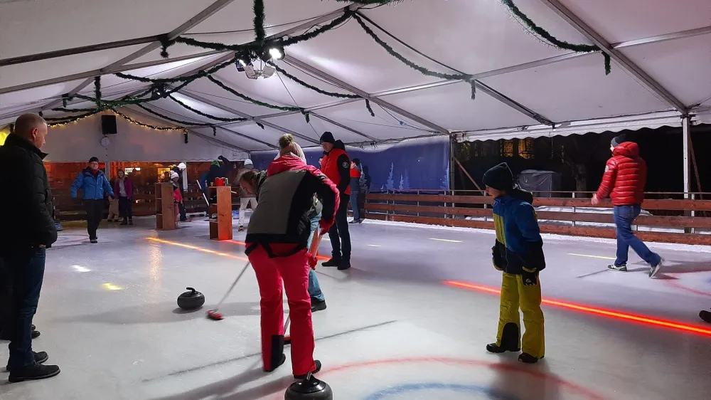 Na pokritem drsali&scaron;ču Ledena pravljica se je ob spoznavanju curlinga zabavalo sedem me&scaron;anih ekip, ki so dokazale, da slabo vreme s padavinami in starost nista ovira za zimsko rekreacijo na svežem zraku.