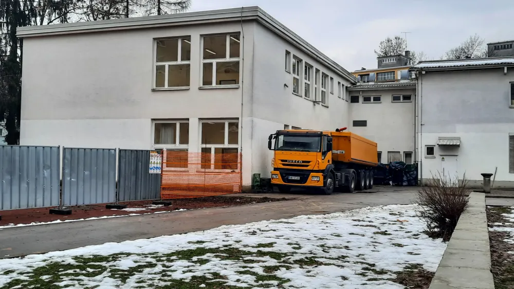 Izbrani izvajalec bo vsa naročena dela za Osnovno &scaron;olo Savsko naselje moral opraviti do 1. septembra letos, tako da bi učenci novo &scaron;olsko leto lahko začeli v matični &scaron;oli in ne na nadomestnih lokacijah.&nbsp;&nbsp;Foto: Luka Cjuha