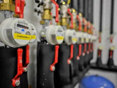 Vlada je najvi&scaron;jo dovoljeno tarifno postavko za variabilni del cene toplote določila pri 98,70 evra za megavatno uro (brez DDV). Uredba tudi onemogoča prelivanje stro&scaron;kov na druge tarife. Foto: Tomaž Zajel&scaron;nik&nbsp;