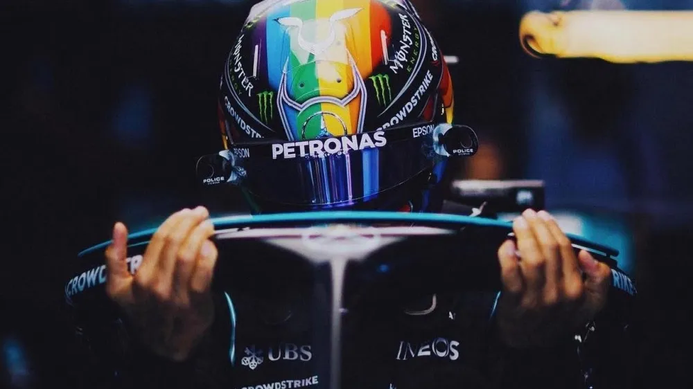 Lewis Hamilton je v preteklosti že nastopal s čelado v mavričnih barvah in tudi sicer na različne načine izrekal podporo skupnosti LGBTQ+, zdaj pa bo moral za izražanje podobnih stali&scaron;č v času dirkanja pridobiti dovoljenje FIA. F instagram